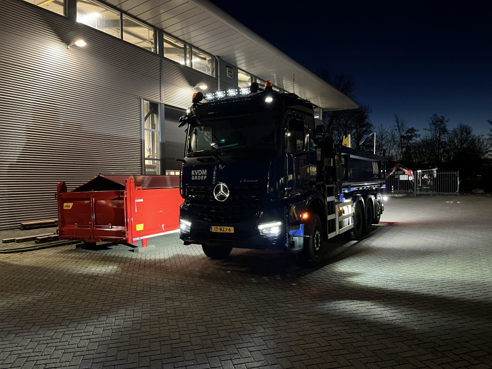Vrachtwagen met knijperbak van KVDM Groep