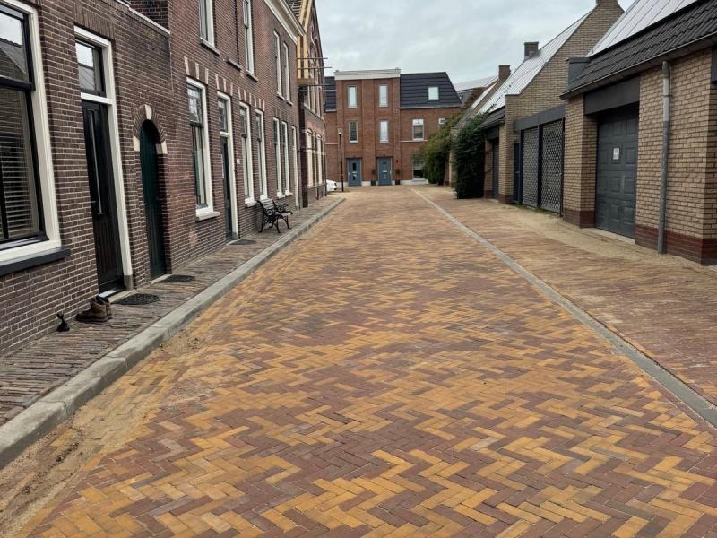 Nieuw gelegd straatwerk in een woonstraat