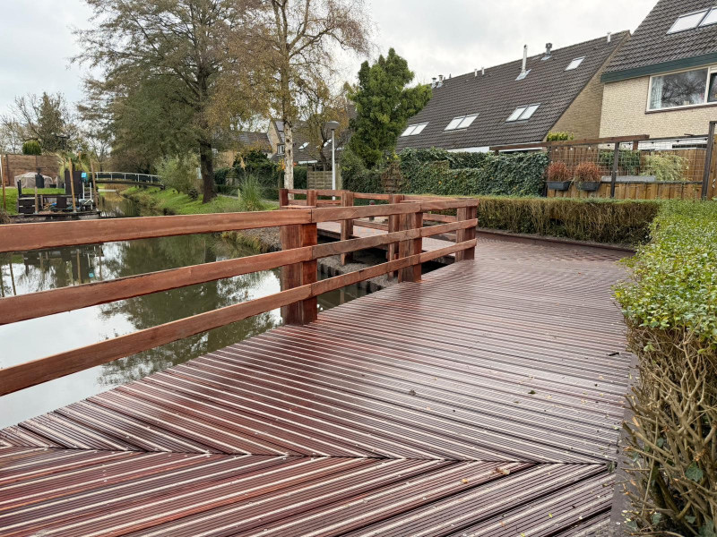 Gerenoveerde houten brug over een watergang