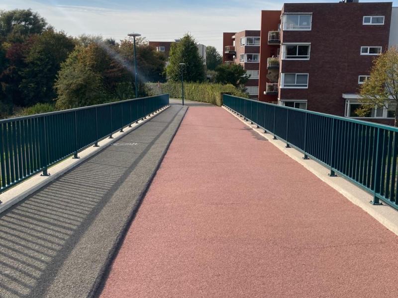 Brug met een vers aangebrachte rode slijtlaag