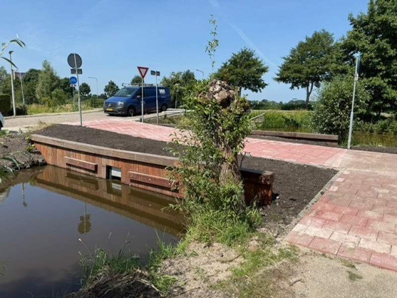 Dam met duiker in een watergang