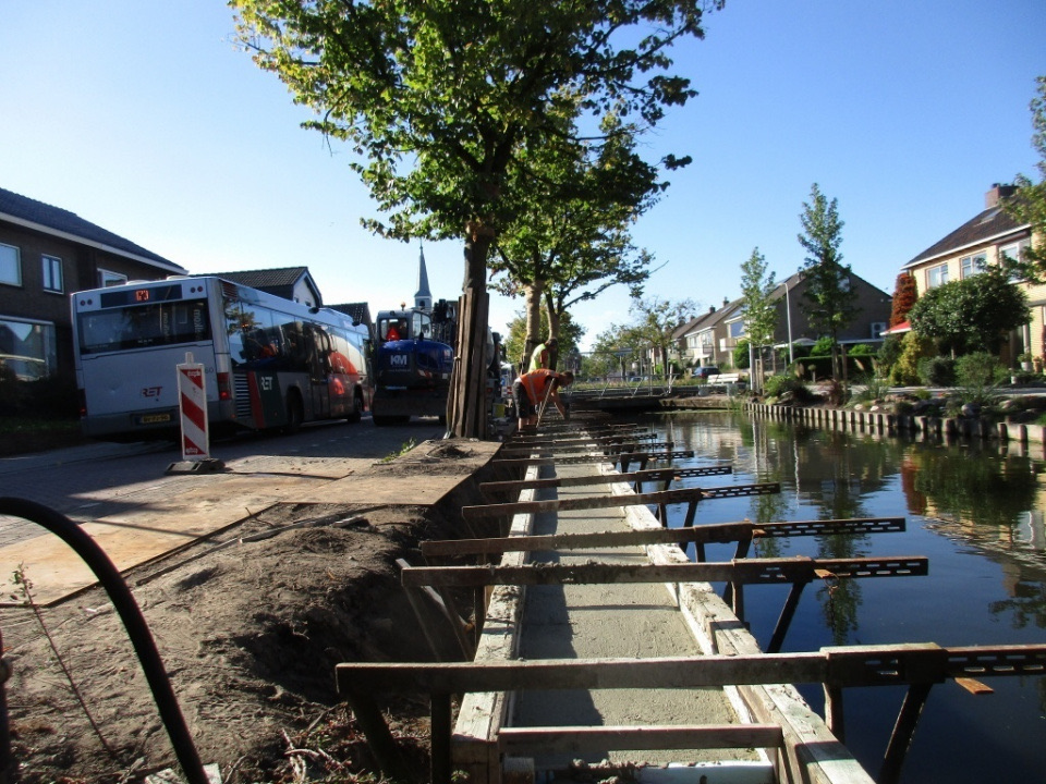 Aanleg van een nieuwe beschoeiing langs een watergang