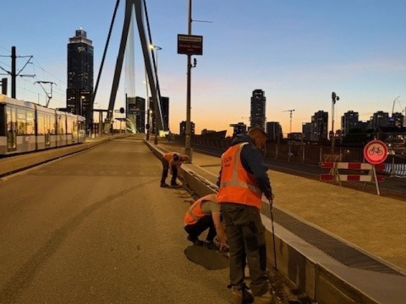 Herstelwerk aan de roosters van de Erasmusbrug in Rotterdam