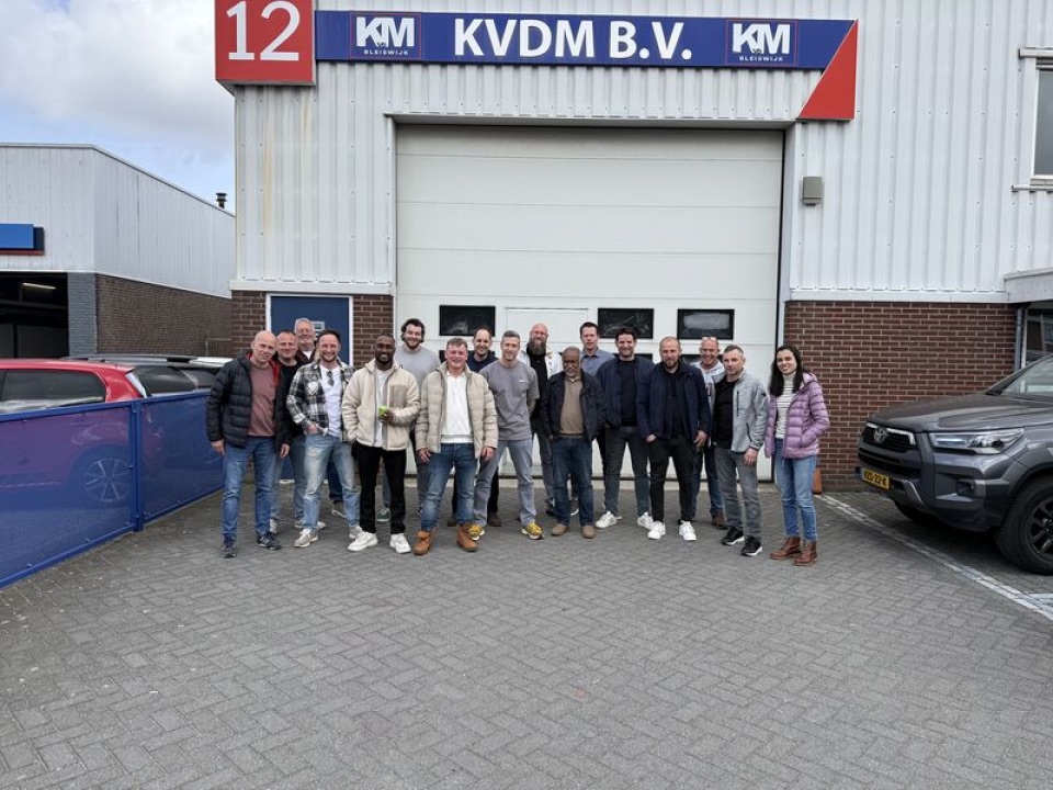 Het team van KVDM Groep voor het kantoor in Bleiswijk